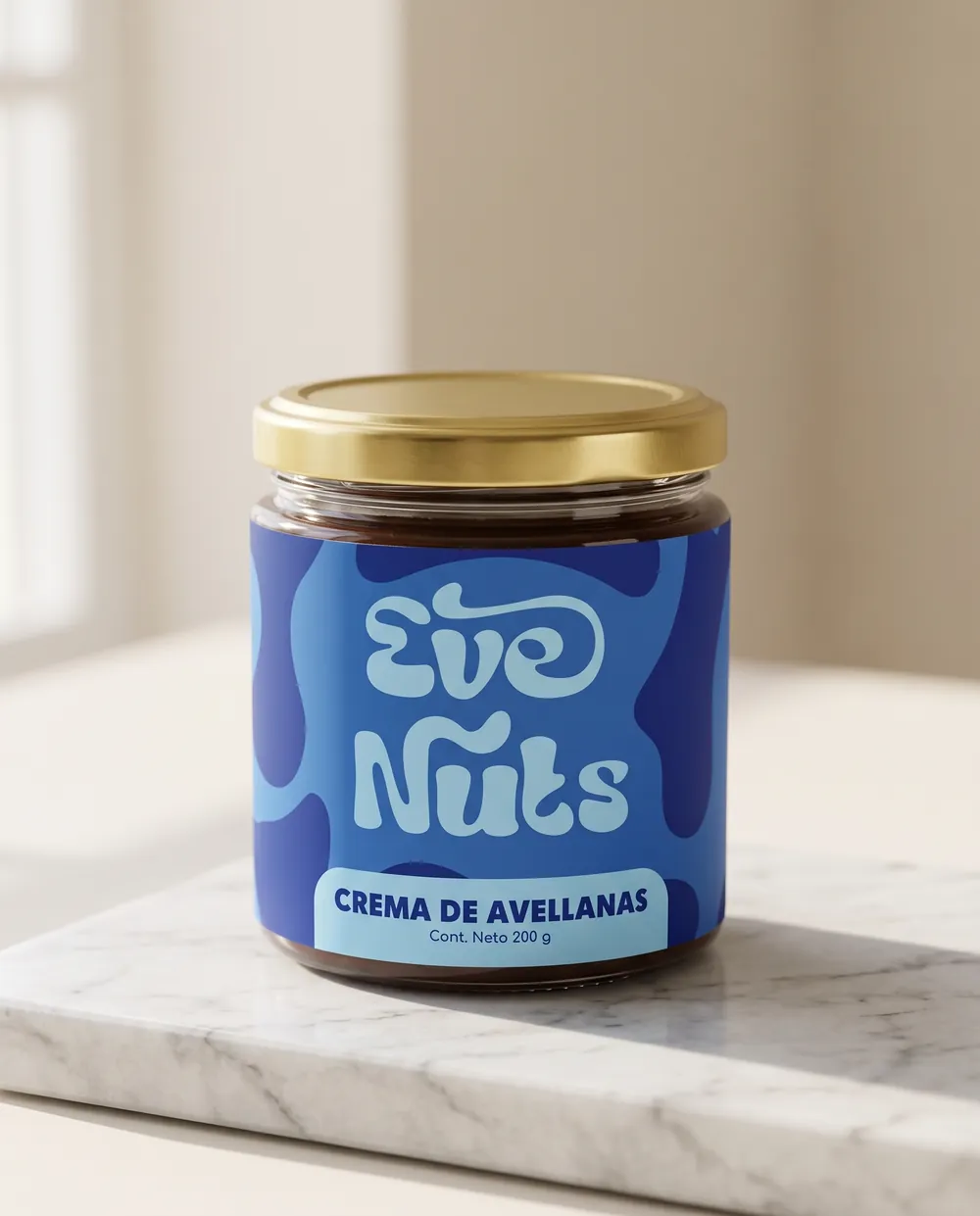 Frasco de crema de avellanas Eve Nuts sobre mármol